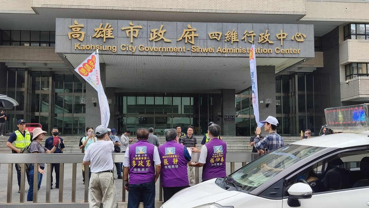 司法改革黨發起「高雄反毒油，守護下一代」車隊遊行，集結支持者前往高雄市政府陳情。 圖：司法改革黨/提供
