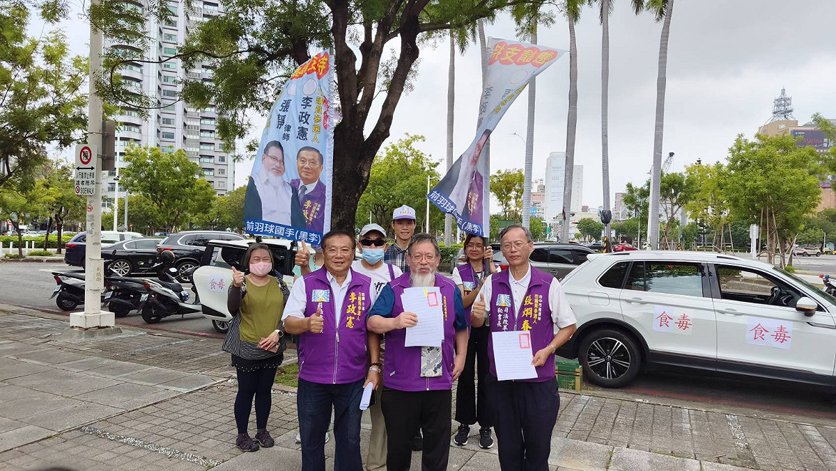 張靜(前排中)於中山路與民生路口言論廣場發表抗議宣言。 圖：司法改革黨/提供