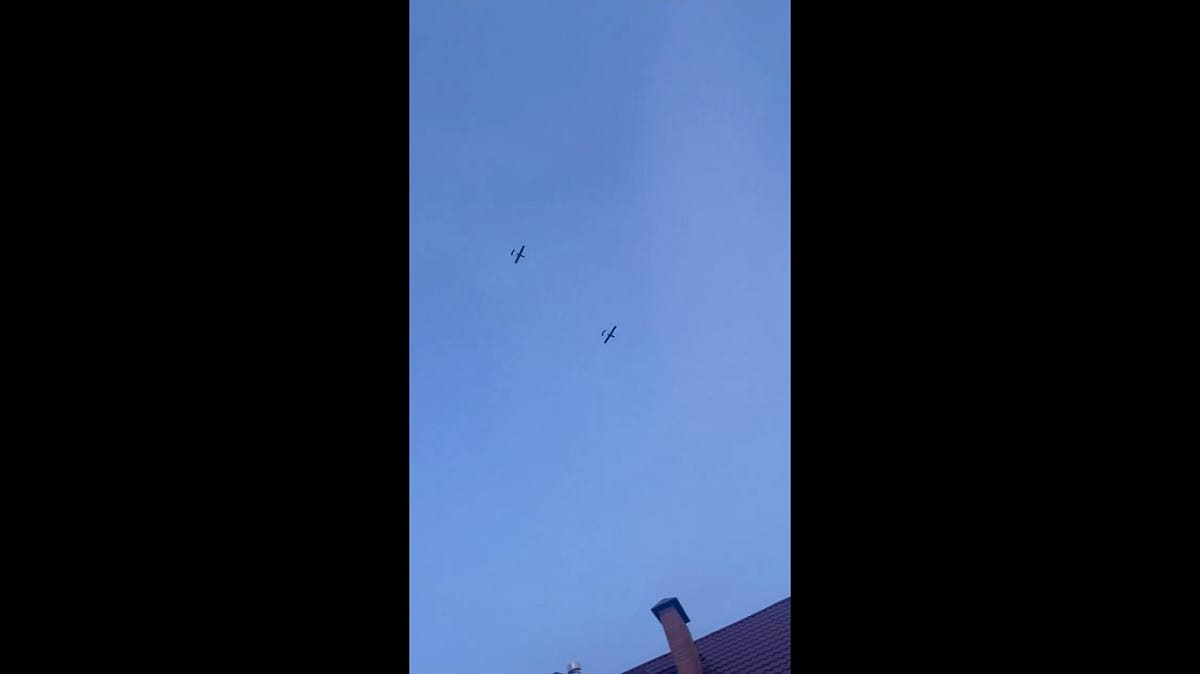 在襲擊事件發生前，有聖彼得堡居民拍到烏克蘭無人機從空中飛過。 圖：擷取自 @Tendar X 分享影片
