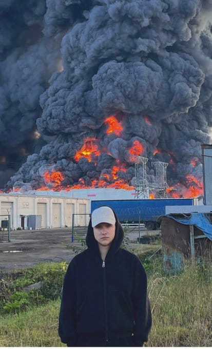 由於俄羅斯當局無法控制火勢，部分不滿的聖彼得堡居民將燃燒的倉庫作為背景拍攝照片。 圖：翻攝自 @bayraktar_1love X 帳號