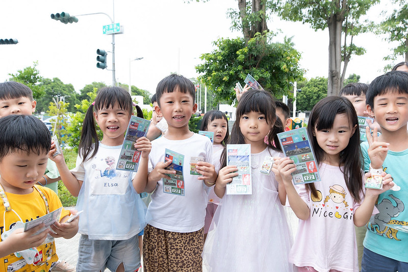 賴清德送幼兒園孩童禮物。 圖：總統府提供