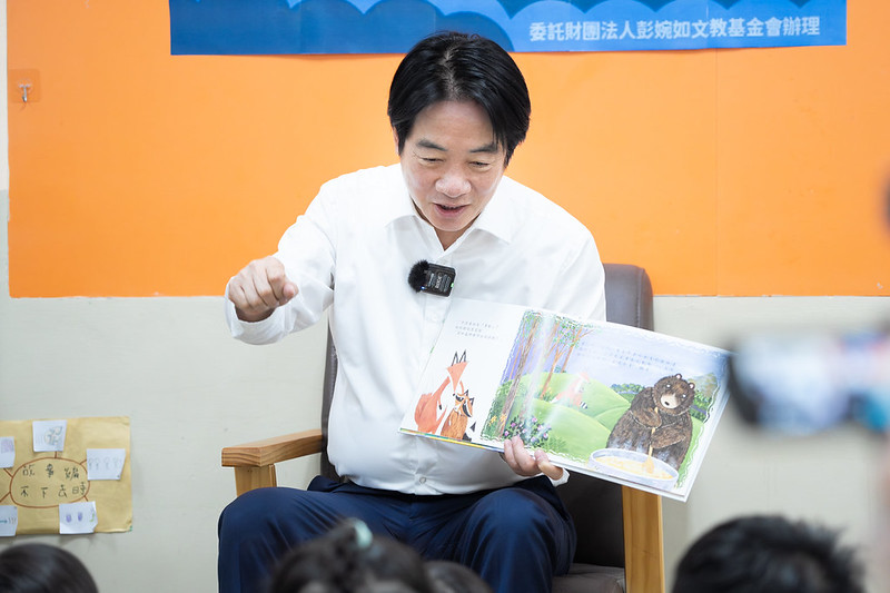 賴清德講繪本《勇敢湯》的故事。 圖：總統府提供