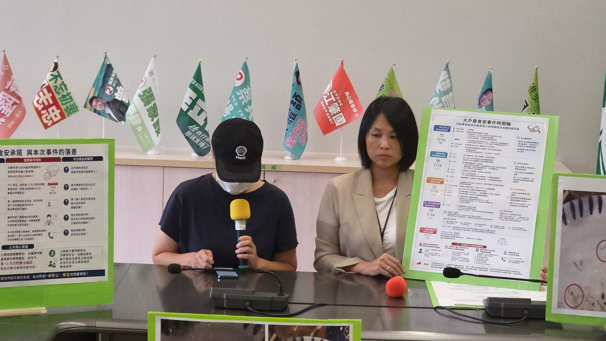 張家銨陪同家長召開記者會。 圖：台中市議員張家銨/提供