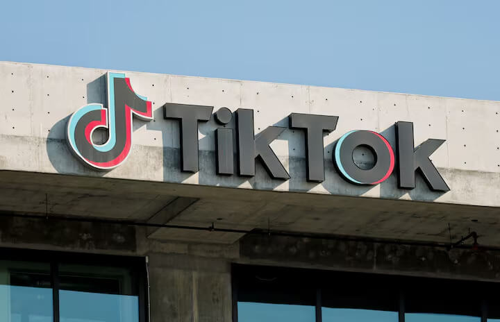 歐盟調查指出，短影音平台TikTok對於未成年人的帳號保護未達「數位服務法」的安全標準，可能讓陌生人得以窺探未成年人的生活，並增加網路霸凌風險。（路透社）