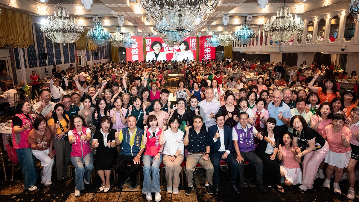 新北市長候選人、立法委員蘇巧慧今（24）晚出席新北市議員彭佳芸婦女座談會，蘇巧慧和彭佳芸一進場，便受到支持者熱情歡迎，民眾紛紛向前擁抱、合照，並大喊「蘇巧慧 凍蒜！」、「彭佳芸 凍蒜！」，場面相當熱烈。 圖：蘇巧慧辦公室提供