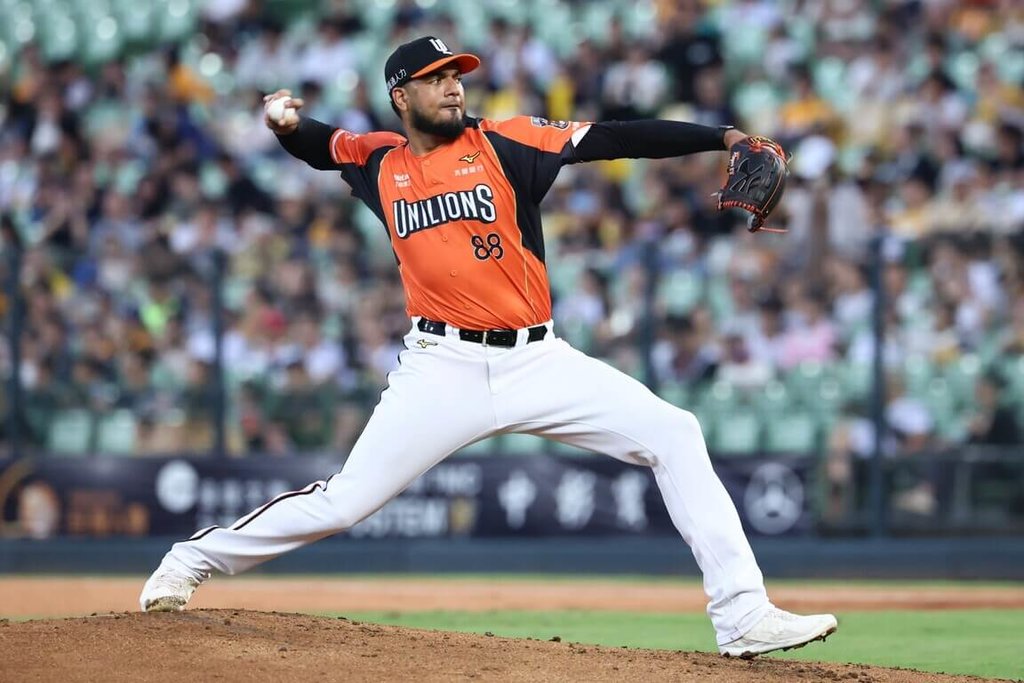 中職統一7-ELEVEn獅隊24日例行賽靠著洋投銳力獅（Denyi Reyes）6局失2分優質先發，終場以5比2搶勝，終止近期3連敗。（統一獅提供）中央社記者謝靜雯傳真 115年7月24日