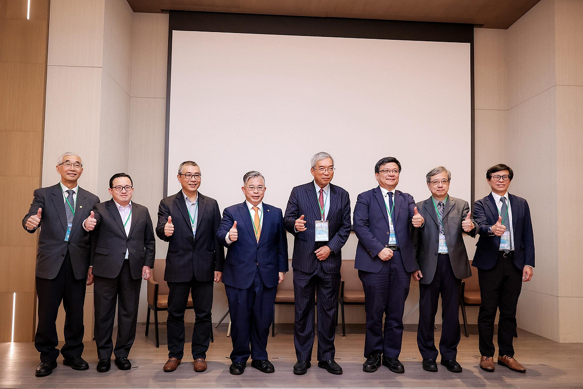 產官學界代表應邀出席「南方盛世新篇章：從承擔台灣到引領台灣」論壇交流。 圖：賴瑞隆辦公室／ 提供
