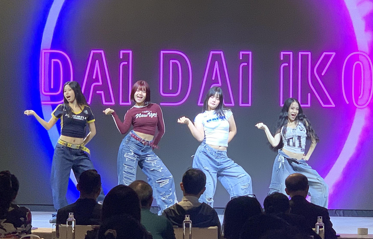 熱舞女孩為高雄賽區決賽簡報帶來青春活力的開場。 圖：孫家銘攝
