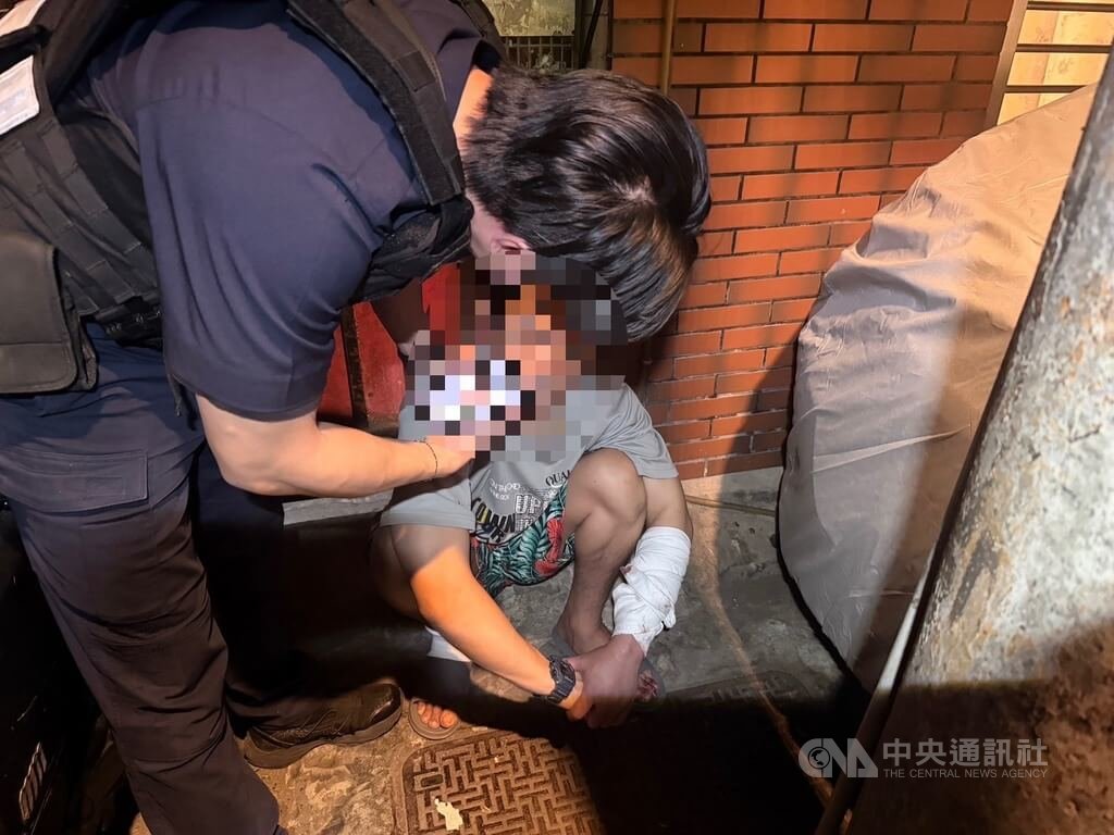 新北市中和區林姓男子24日深夜在住家持刀劃破瓦斯桶軟管縱火，遭警消壓制並以現行犯逮捕，依公共危險罪嫌送辦。（翻攝畫面）中央社記者曹亞沿傳真　115年7月25日
