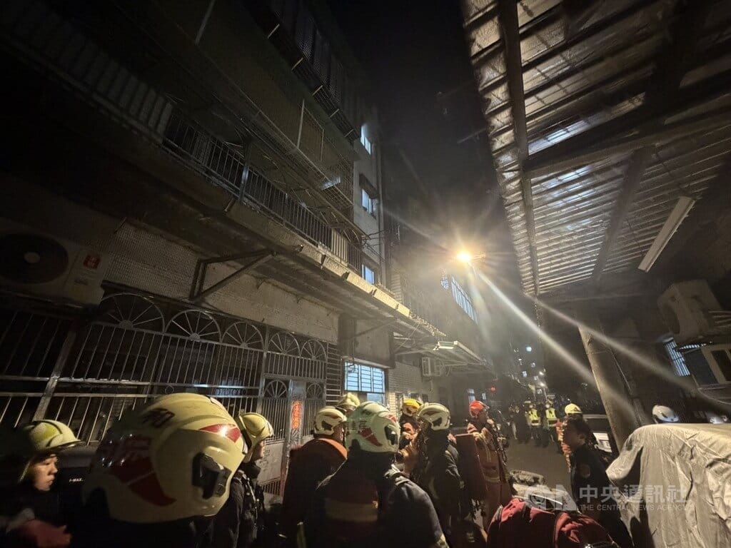 新北市中和區新生街一棟公寓3樓24日深夜起火且現場有民眾持刀，警消疏散周邊居民，壓制持刀男子並撲滅火勢。（翻攝畫面）中央社記者曹亞沿傳真　115年7月25日