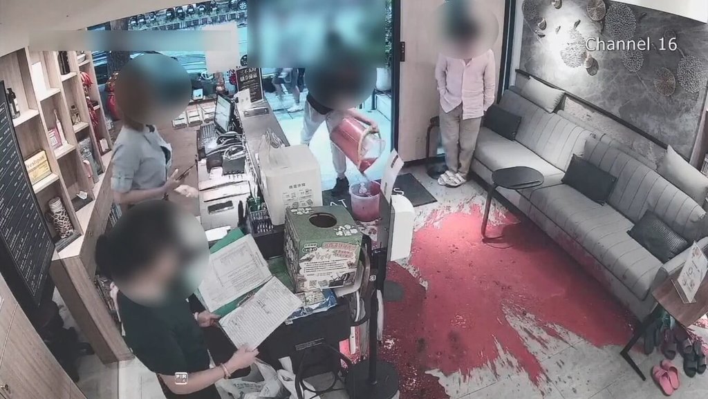 台北市政府警察局士林分局破獲以王姓幫派分子為首犯罪集團，教唆青少年到天母連鎖按摩店潑漆或丟穢物。警方初查疑店家前股東與他人有債務糾紛，警詢後王姓男子等8人送辦。圖為被害店家遭潑漆。（警方提供）中央社記者劉建邦傳真　115年7月25日