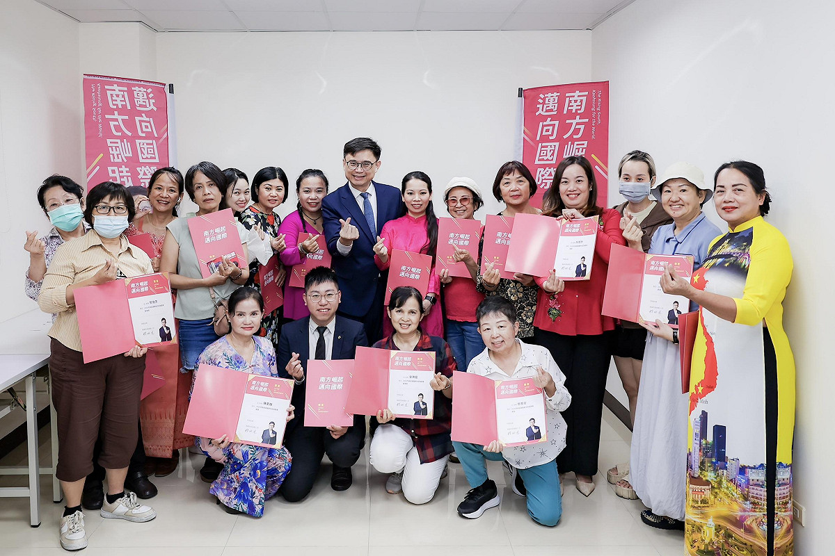 賴瑞隆(後排中)出席新住民後援會受證，與來自不同國家的夥伴深度交流。 圖：賴瑞隆辦公室／提供