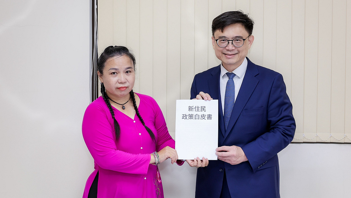 賴瑞隆(右)向新住民後援會提出「新住民政策白皮書」。 圖：賴瑞隆辦公室／提供