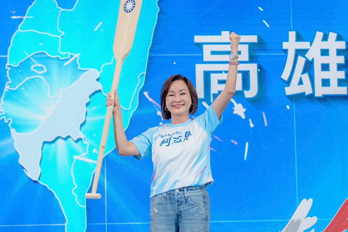 柯志恩手舉由黨主席致贈象徵「團結一心、齊心划槳」的木槳，表示一群人共同承擔責任、攜手前行，就能划向人民期待的彼岸。柯志恩強調，今天接過的不只是一支木槳，更是一份對高雄、對人民的責任。 圖：柯志恩競辦／提供