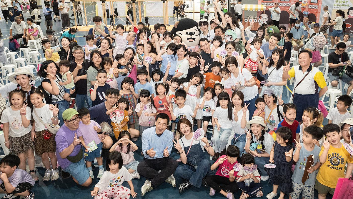 新北市長候選人、立法委員蘇巧慧今（25）日於秀峰高中舉辦「水獺媽媽樂園」汐止場，將大小朋友最喜歡的節目角色和互動遊戲搬到活動會場，超過千組親子嗨翻現場。 圖：蘇巧慧辦公室提供