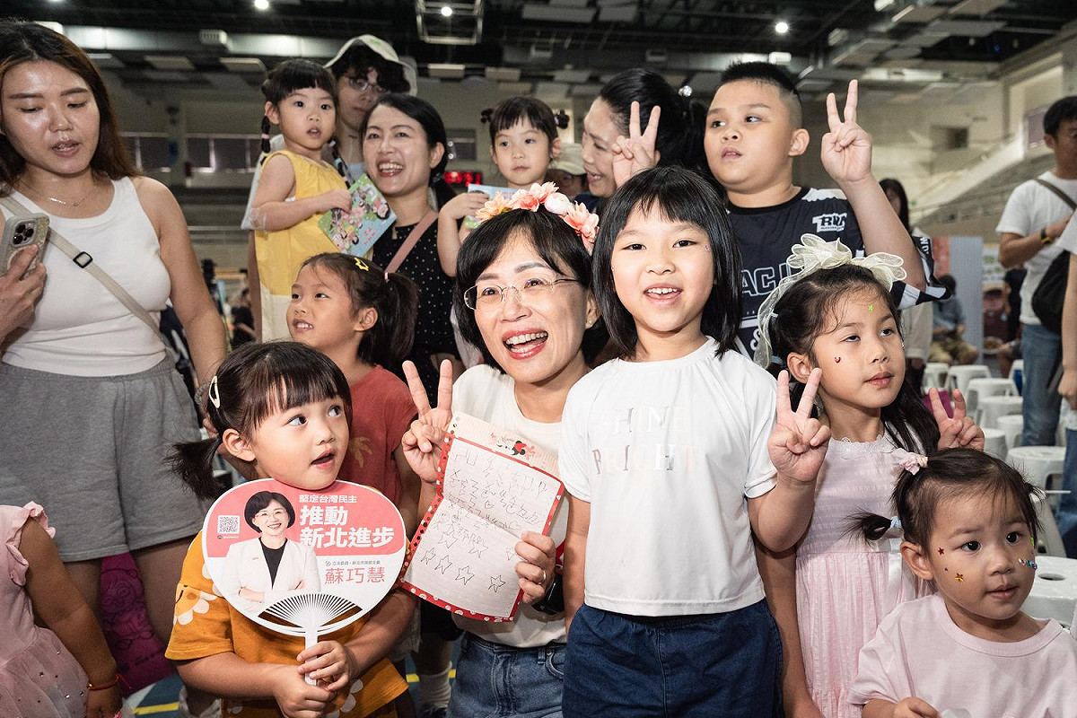 許多小朋友一看到蘇巧慧便大喊「是水獺媽媽！」家長和孩子爭相與蘇巧慧合影留戀，蘇巧慧來者不拒，化身大小朋友最喜歡的「水獺媽媽」，蹲低身體和小朋友互動。 圖：蘇巧慧辦公室提供