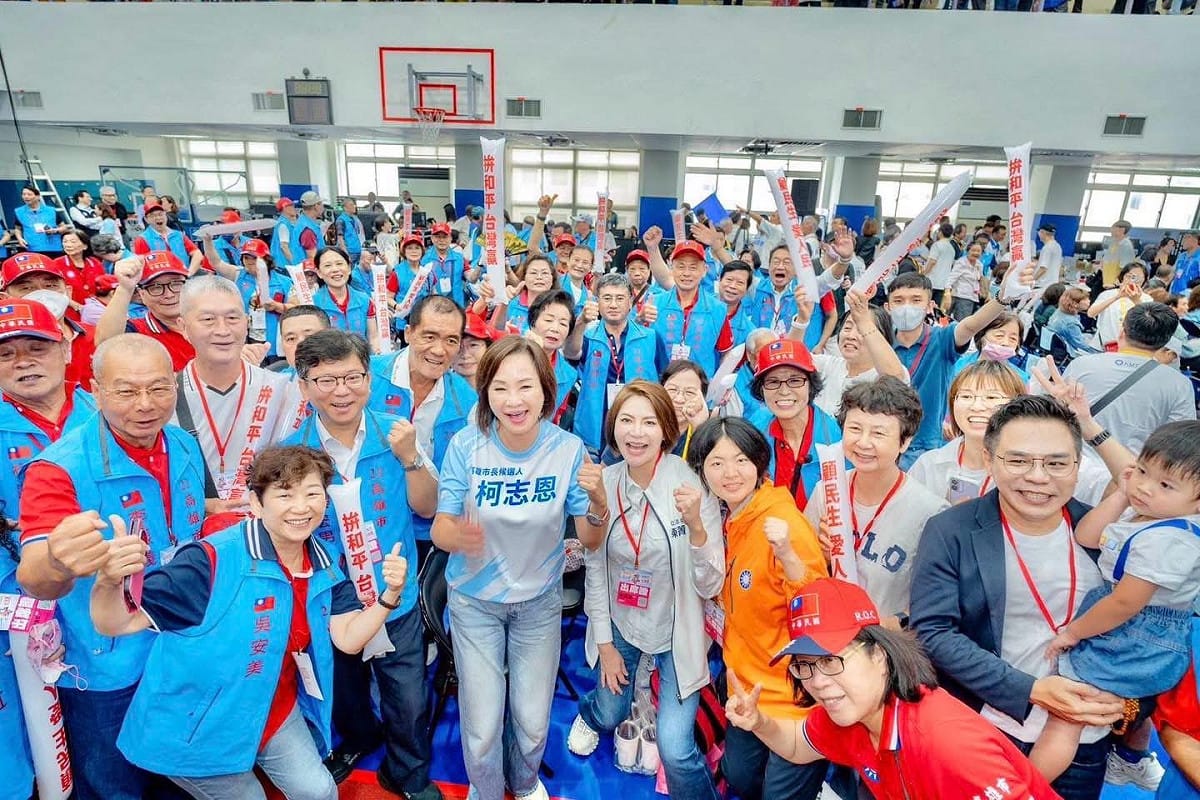 柯志恩(前排左四)充分感受到黨內同志的鼓勵與支持。 圖：柯志恩競辦／提供