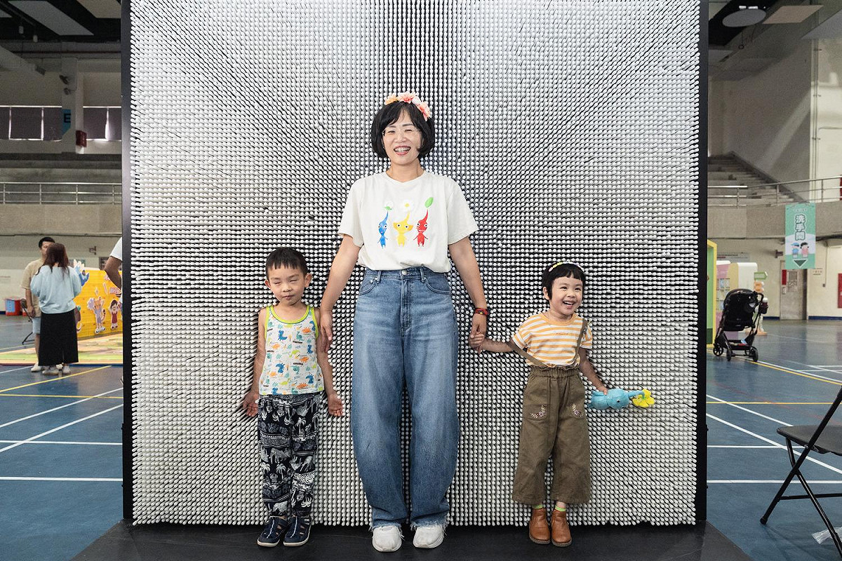 最受孩子歡迎的3D人體列印牆，讓家長和孩子一起印出獨一無二的假日印記。 圖：蘇巧慧辦公室提供