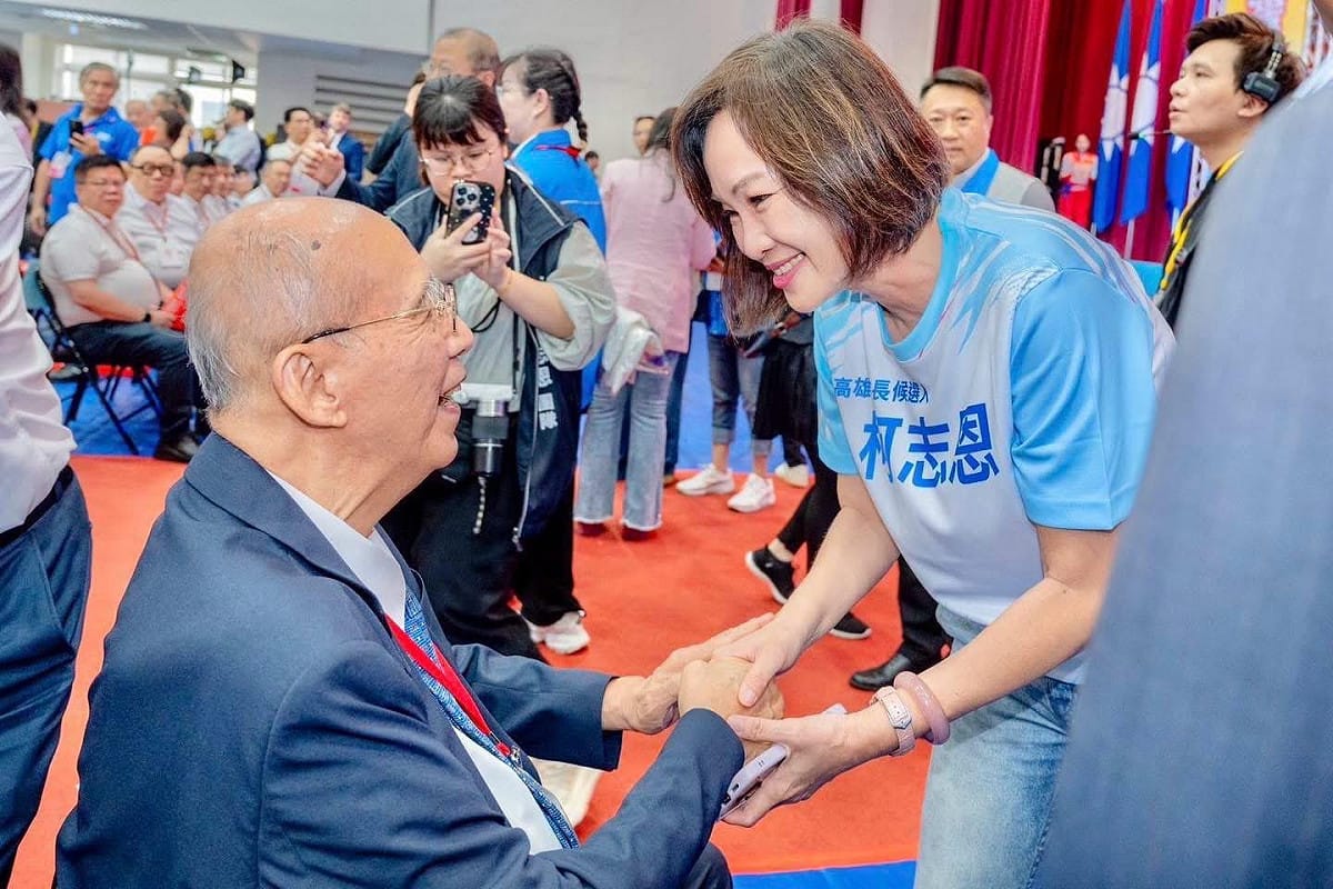 柯志恩(右)與吳伯雄(左)握手。 圖：柯志恩競辦／提供