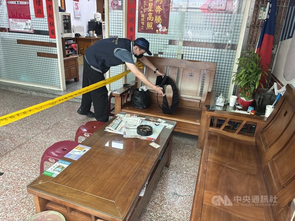新北市議長蔣根煌服務處25日遭1名男子闖入，其攜帶手提包疑裝有危險物品，警方立即前往現場逮捕男子，並拉起封鎖線管制。（翻攝畫面）中央社記者曹亞沿傳真  115年7月25日