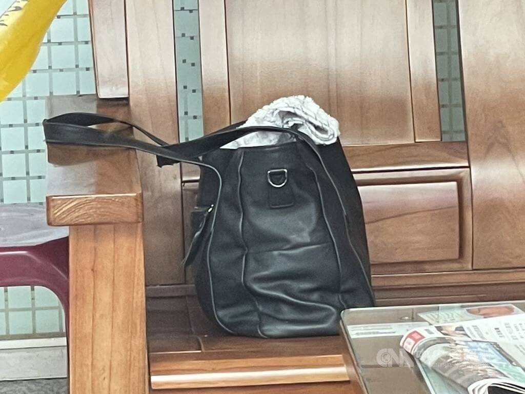 1名男子25日帶著黑色手提包闖入新北市議長蔣根煌服務處，包內疑裝有危險物品，警方立即前往現場拉起封鎖線進行安全管制，後續刑事局將到場處理可疑物。（翻攝畫面）中央社記者曹亞沿傳真  115年7月25日
