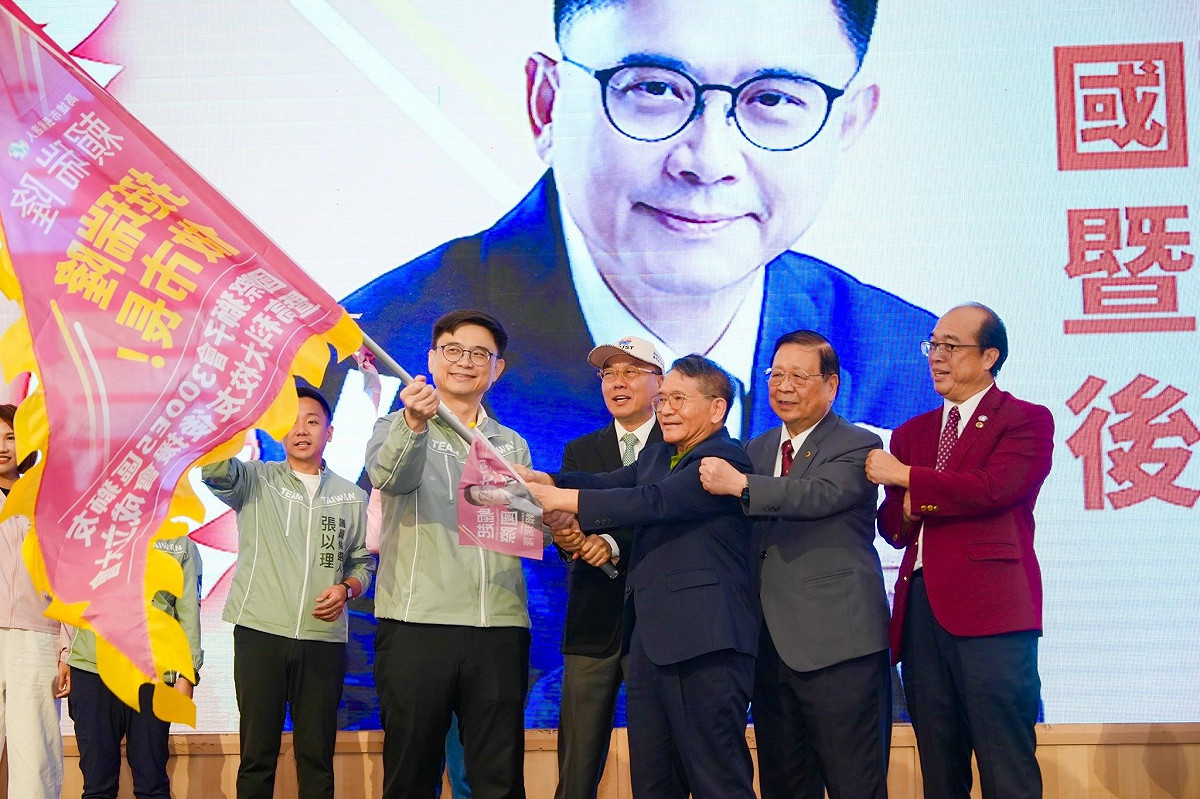 賴瑞隆(左二)為「國際獅子會E5區後援會暨高科大校友後援會」授旗。 圖：賴瑞隆辦公室/提供