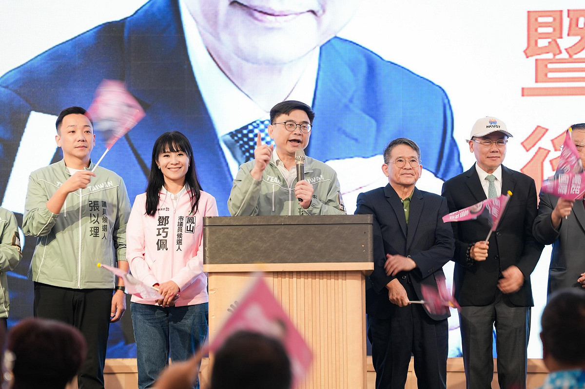 賴瑞隆(中)提五大產業方向幫助高雄未來發展。 圖：賴瑞隆辦公室/提供