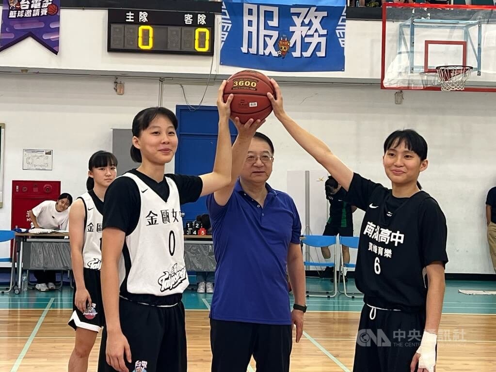 第7屆台電盃女子籃球邀請賽25日在東南科大進行開幕典禮，台電副總經理蔡志孟（中）擔任開球嘉賓，他在受訪時表示，希望推動全民運動精神。中央社記者陳容琛攝　115年7月25日