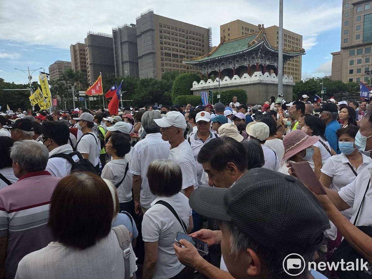 國民黨發動的725凱道集會已經滿出凱道。 圖：黃建豪/攝