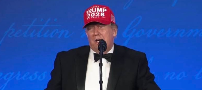 美國總統川普在白宮記者晚宴(WHCD)致詞時，開玩笑地稱將競選2028年美國總統，還戴上了競選帽。 圖 : 翻攝自 X AB Kuai.Dong