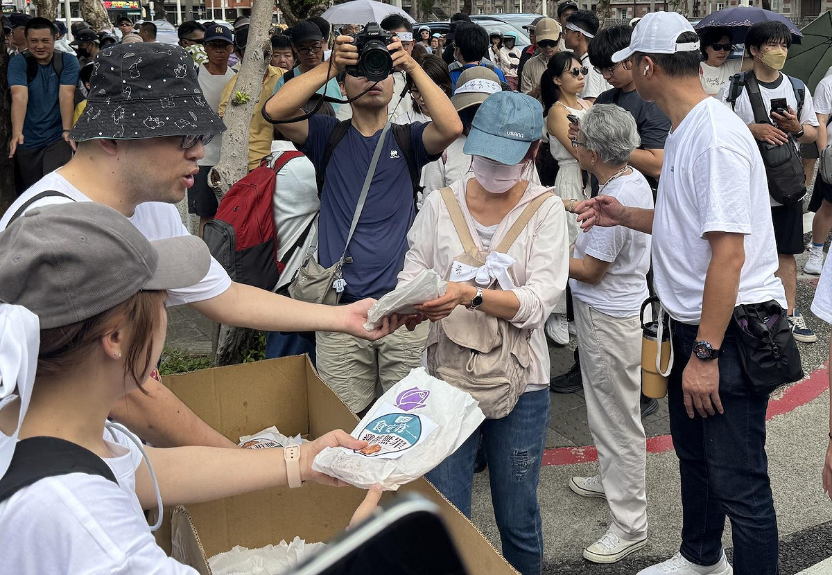 民眾黨主席黃國昌說，業者過得很辛苦，但是這樣的執政黨竟然是把鍋甩給業者，叫大家不要去吃雞排。他帶領民眾「食安萬歲，雞排無罪」。 圖：林朝億/攝