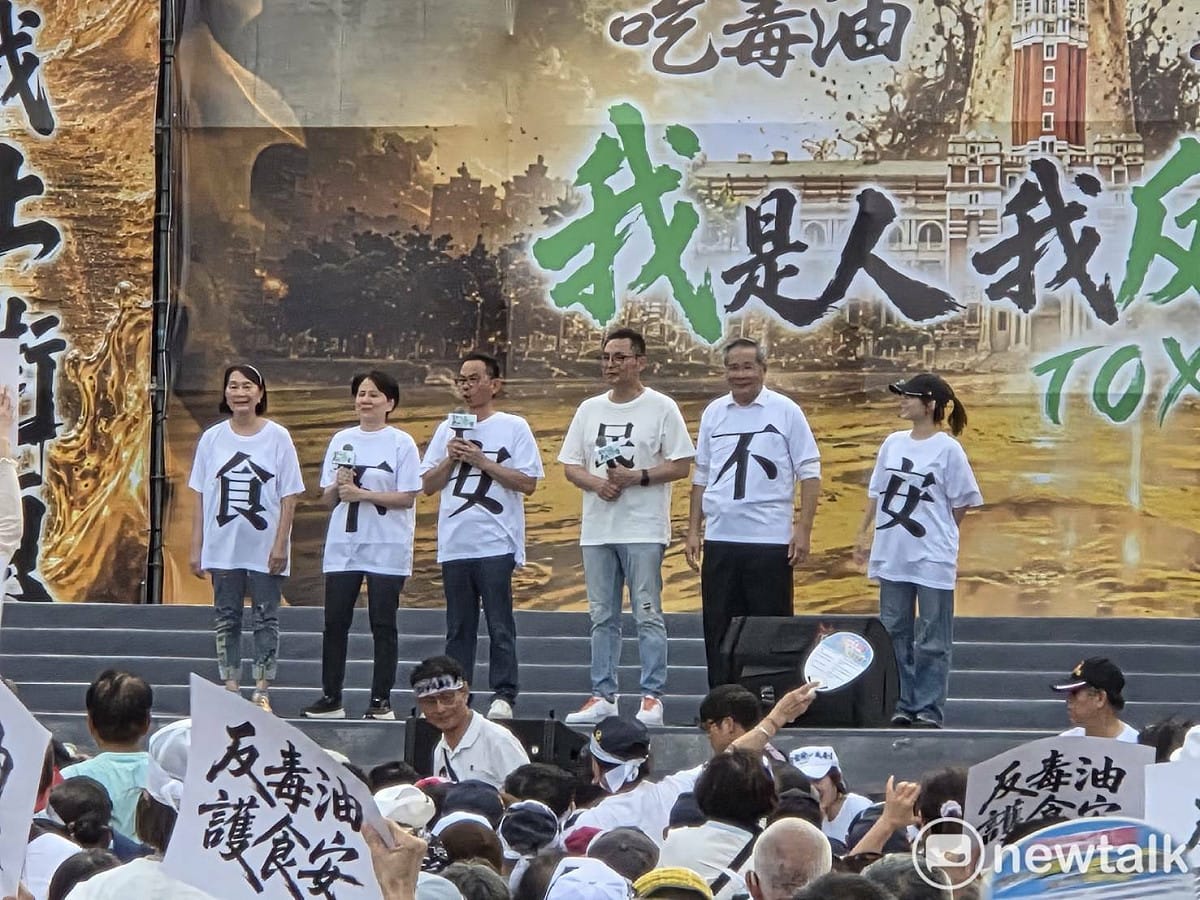 民眾黨團立委陳清龍、邱慧洳、蔡春綢、洪毓祥、許忠信及民眾黨團主任陳智菡上凱道致詞。 圖：黃建豪/攝
