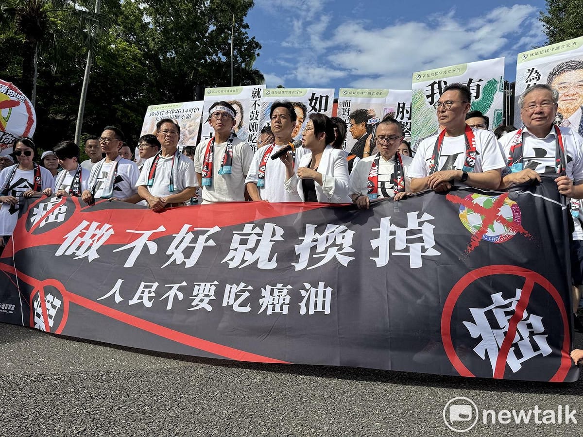 在台北市長蔣萬安號召下，國民黨今（25）日下午5發起上凱道「我是人、我反毒台」遊行。民眾黨則於下午3時30分先在行政院前舉行「725食安追責行動！行政院前討交代」記者會。 圖：林朝億/攝