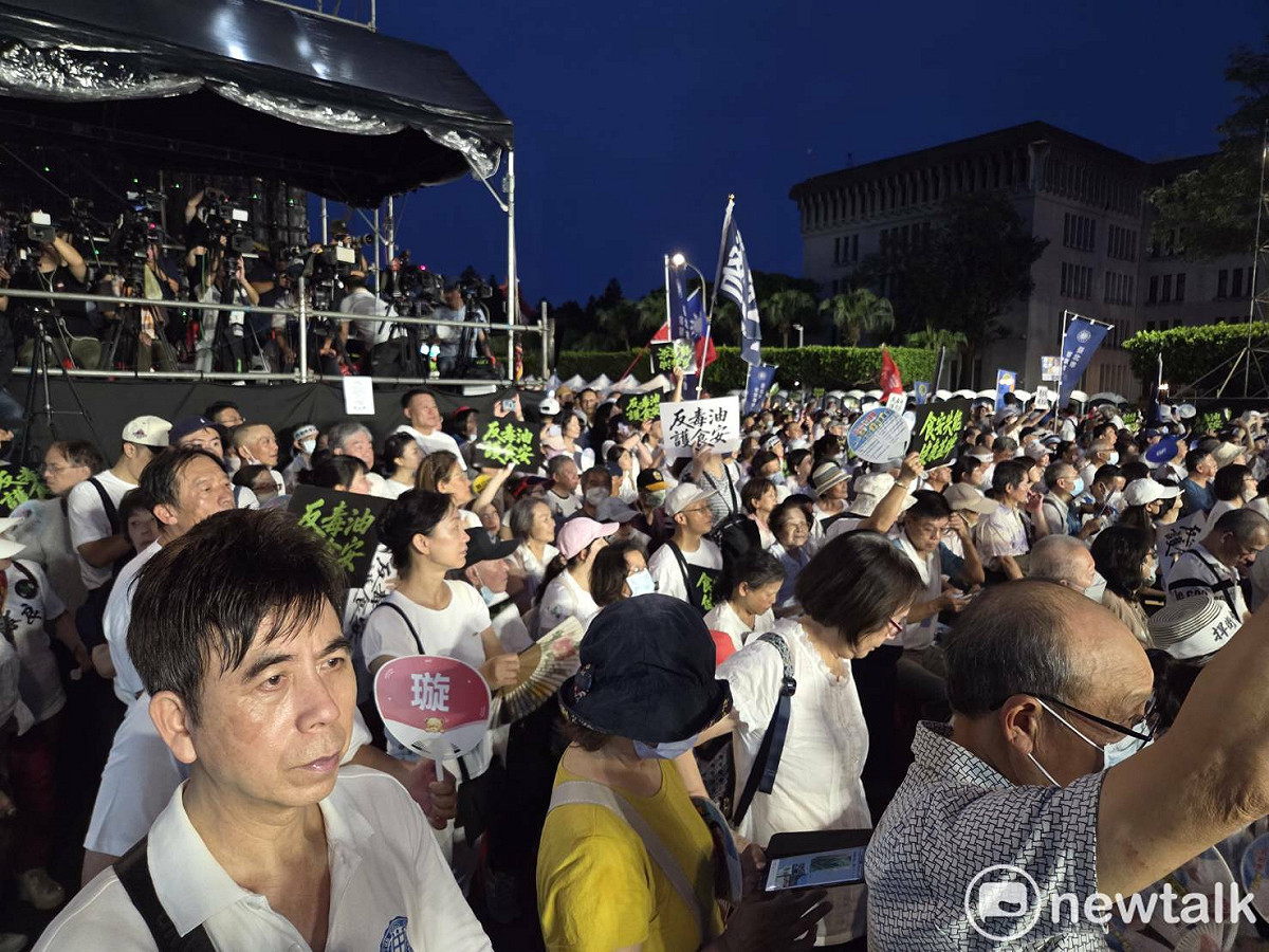 國民黨發動的反毒油凱道行動人潮爆滿。 圖：黃建豪/攝