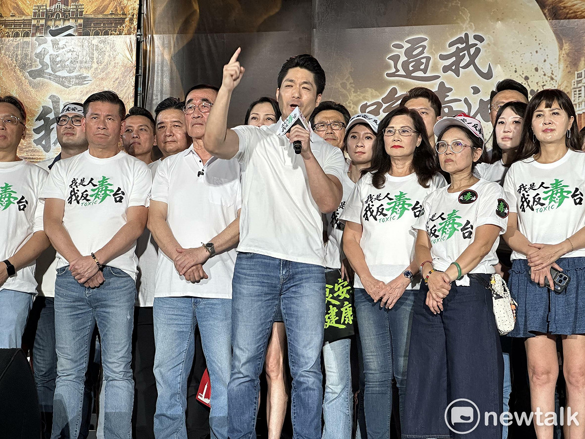 台北市長蔣萬安號召的國民黨在今（25日）晚發動的凱道反毒油集會，在台中市長盧秀燕登場後，接著由蔣萬安率領台北市團隊上台，引發現場歡聲雷動，聲勢大勝盧秀燕。 圖：張良一/攝