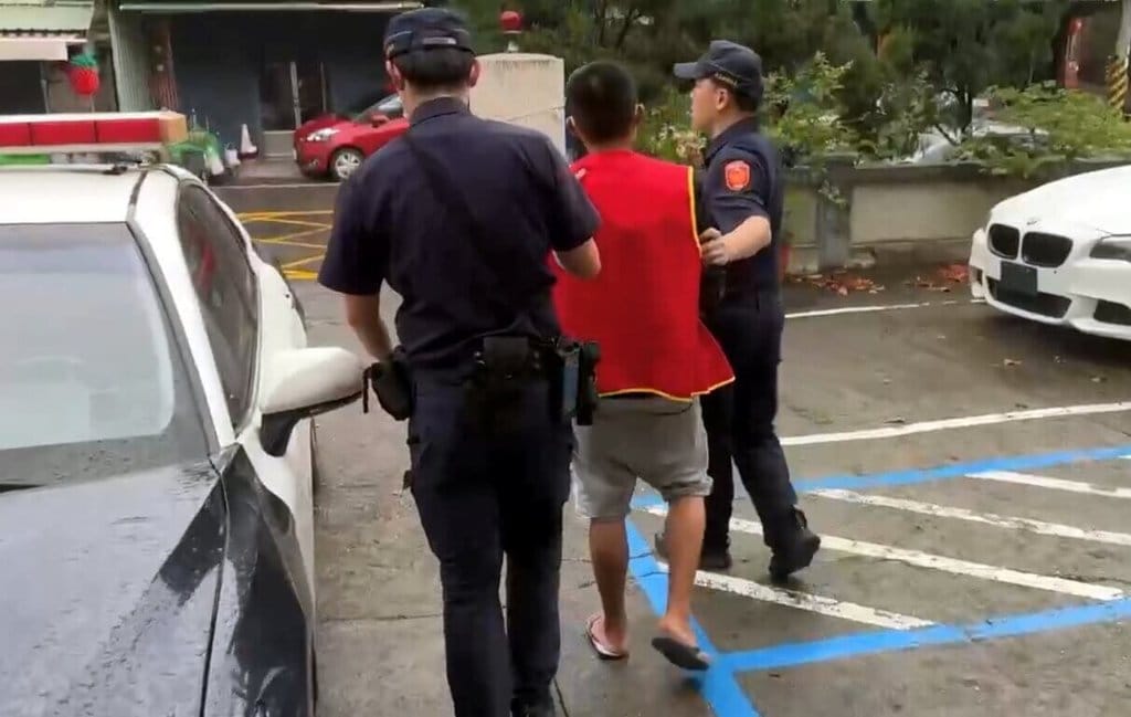 嘉義縣林姓男子（紅衣者）25日駕車行駛159縣道新港段時追撞前方4輛停等紅燈汽車，造成7人受傷，其中3人送醫，林男因涉及毒駕被警方移送偵辦。（警方提供）中央社記者黃國芳傳真　115年7月25日