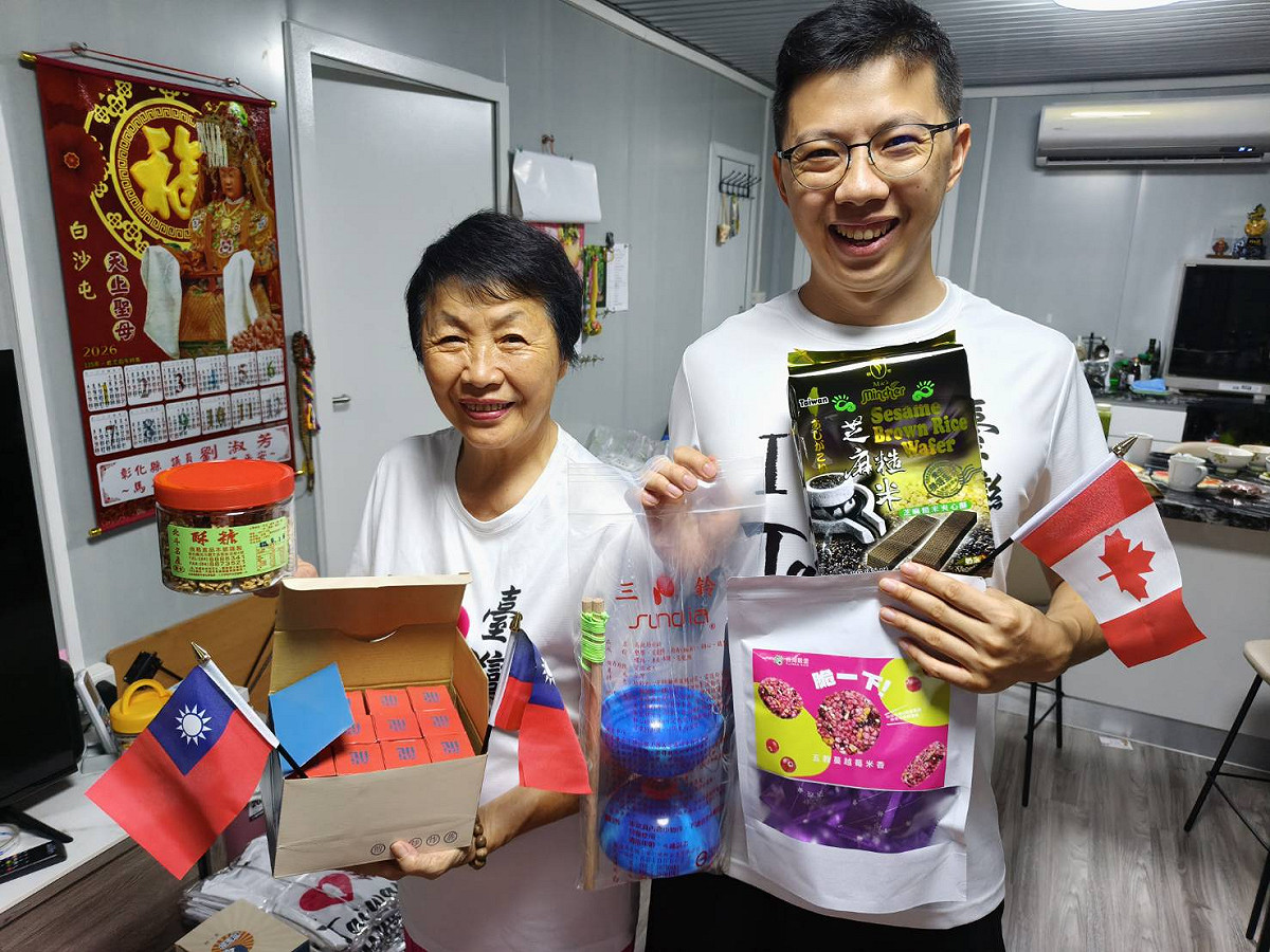 劉淑芳此行由曾赴加國求學的兒子林楷傑陪同，攜帶大量彰化農特產品與傳統文化技藝登台，傾力為彰化鄉親開啟海外行銷通路，向來自全世界的遊客推廣台灣之美。 圖：彰化縣議員劉淑芳/提供