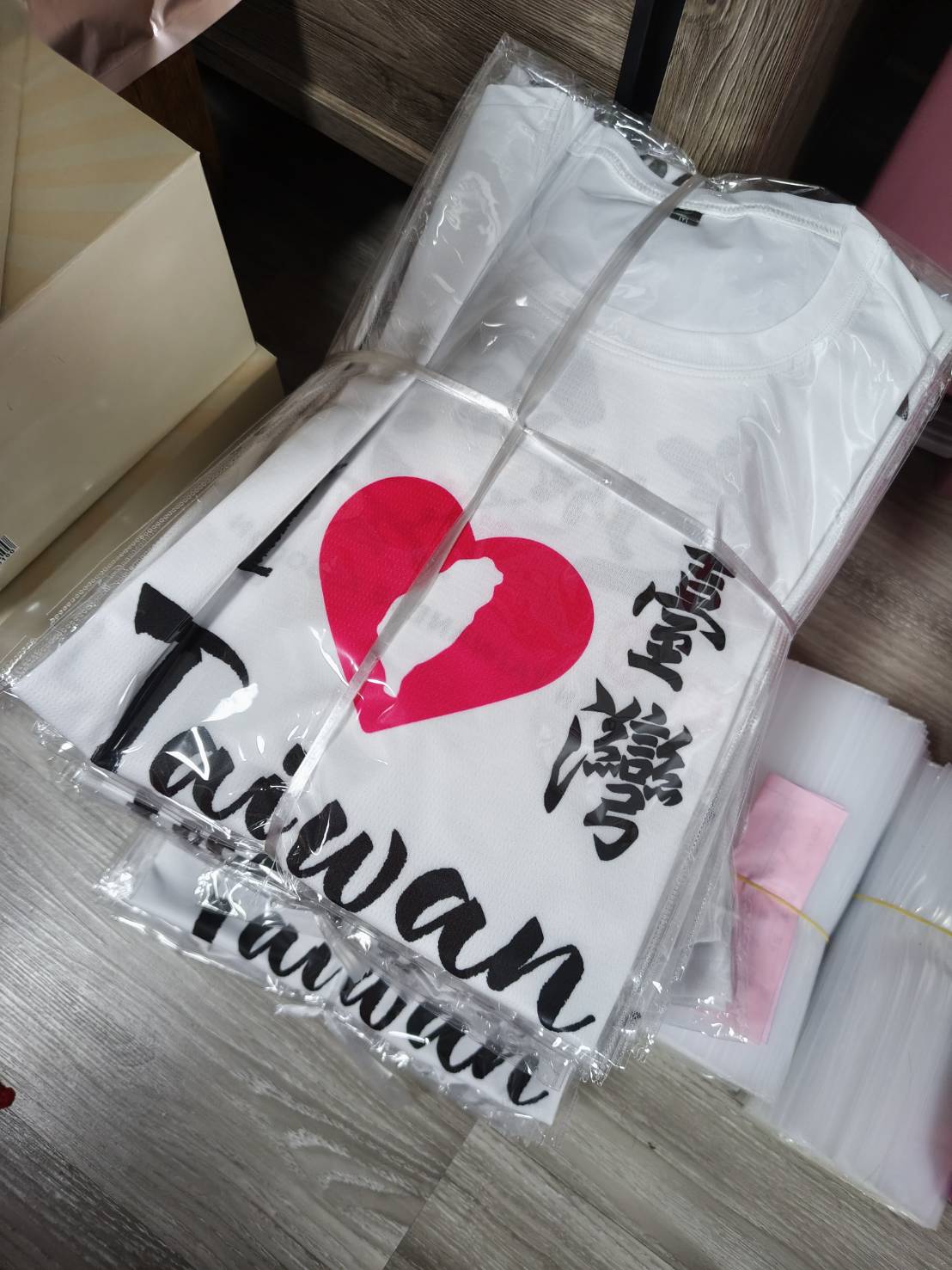 劉淑芳攜帶由彰化鄉親設計製作的「我愛台灣」特製T恤贈送國際友人。 圖：彰化縣議員劉淑芳/提供