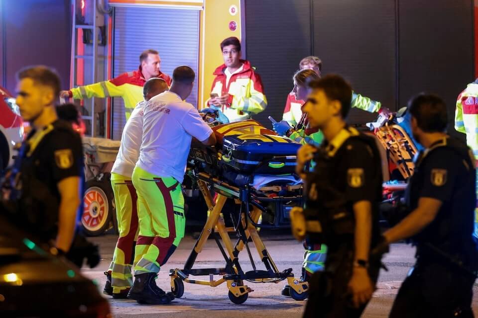 一輛汽車25日晚間衝入德國柏林知名的同志大遊行人群，造成1人死亡，至少15人受傷。救援人員在現場協助治療傷者。（路透社）