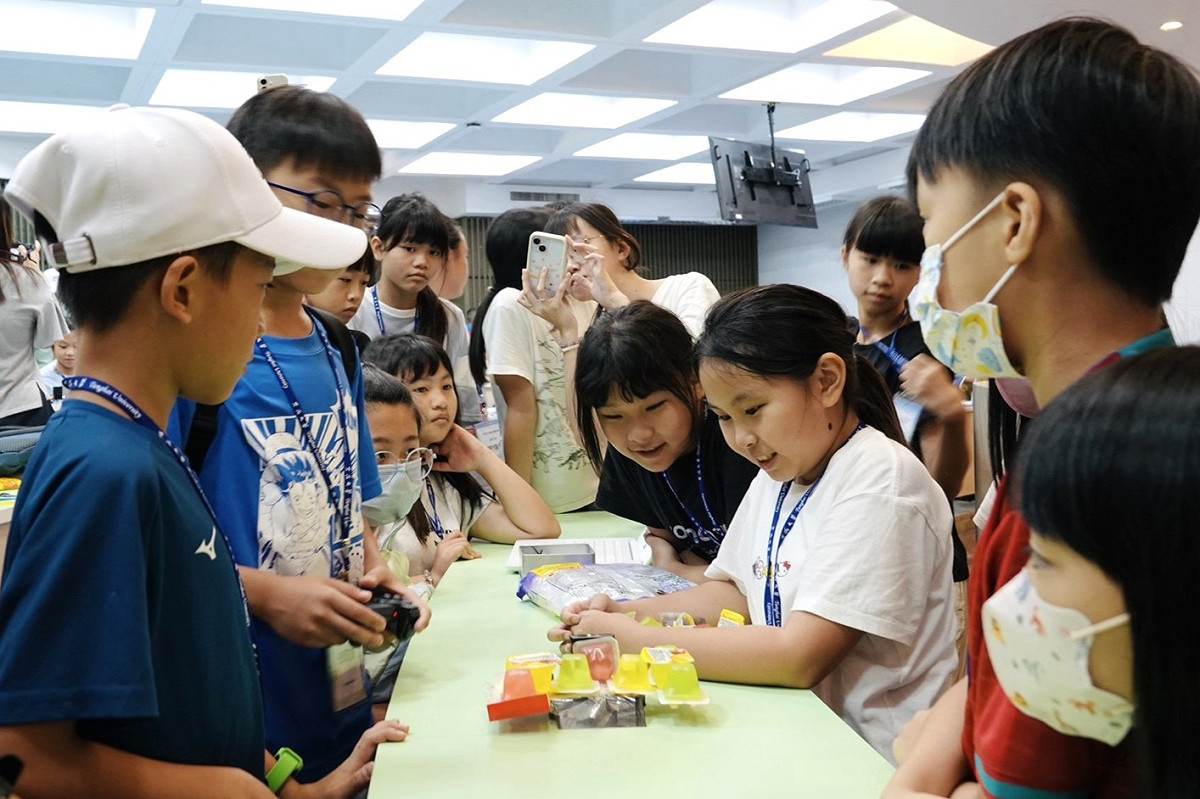 今年共160名學童進入東海大學，展開AI、STEAM教育及自然探索等體驗式學習。 圖：東海大學/提供
