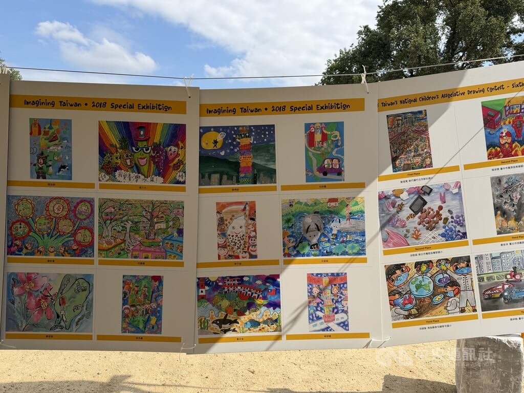 國際兒童藝術基金會舉辦的「世界童玩節」25日在華府國家廣場登場，台灣首度獲邀參與，現場展出逾百幅來自台灣兒童的創意畫作。  圖/中央社