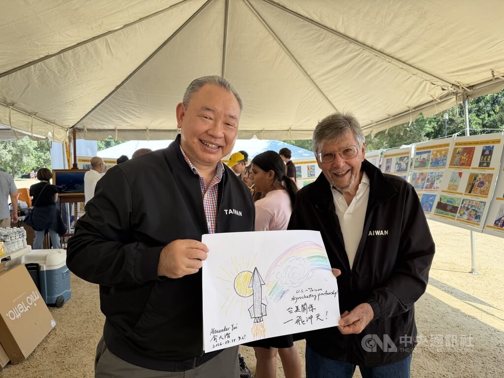 國際兒童藝術基金會舉辦的「世界童玩節」25日在華府國家廣場登場，駐美代表俞大㵢（左）出席活動並體驗聯想創作畫，民進黨前駐美代表處主任彭光理（右）也到場共襄盛舉。  圖/中央社