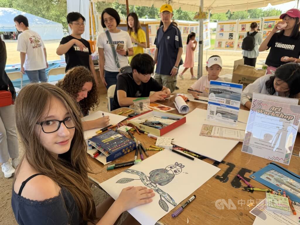 國際兒童藝術基金會舉辦的「世界童玩節」25日在華府國家廣場登場，台灣館提供作畫用具供孩童體驗聯想創作畫，吸引不少人潮。  圖/中央社