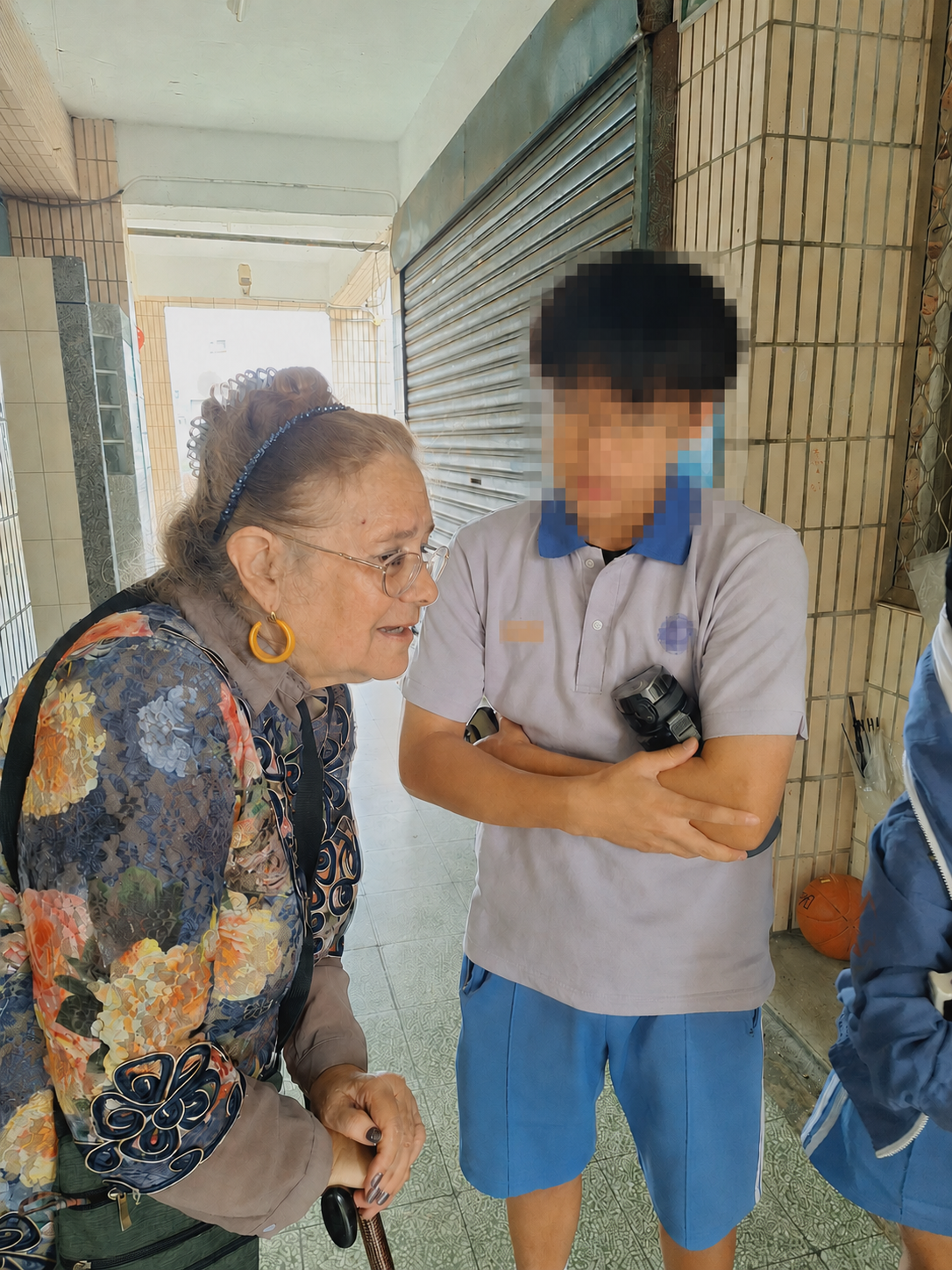 人權鬥士艾琳達博士當時拄著拐杖前往新北市立三民高中演講，卻因身障廁所遭惡意貼上「故障」標示而面臨無障礙設施遭剝奪的現場實況。 圖／陳情人提供