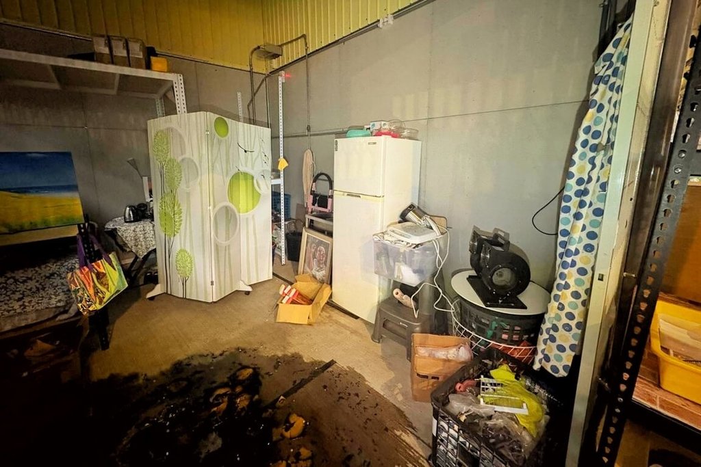 桃園市警局桃園分局26日表示，南門市場商店凌晨火警，火勢迅速撲滅，起火原因疑為蔡男在店內燃燒金紙所致，但蔡男供稱商店為姊姊所有，燒金紙是為了「改運祈福」。不過，店長否認認識蔡男，懷疑蔡男趁機取得店內備用鑰匙後擅自闖入。（桃園市警局桃園分局提供）中央社記者吳睿騏桃園傳真　115年7月26日