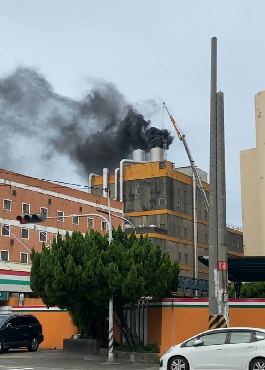 福壽實業位於台中市沙鹿區的廠區，26日上午傳出火警，陣陣黑煙讓經過民眾驚呼，拍下影片上傳網路，呼籲其他人戴口罩出門。（民眾林安安提供）中央社記者趙麗妍傳真　115年7月26日