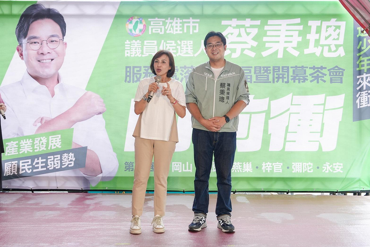 邱議瑩(左)呼籲大岡山鄉親把蔡秉璁(右)送進議會，為家鄉貢獻所長。 圖：蔡秉璁服務處／提供