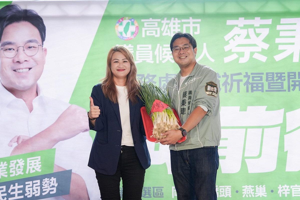高閔琳(左)現身為蔡秉璁(右)助選，呼籲鄉親讓民進黨在岡山取得議會過半最關鍵的第三席。 圖：蔡秉璁服務處／提供