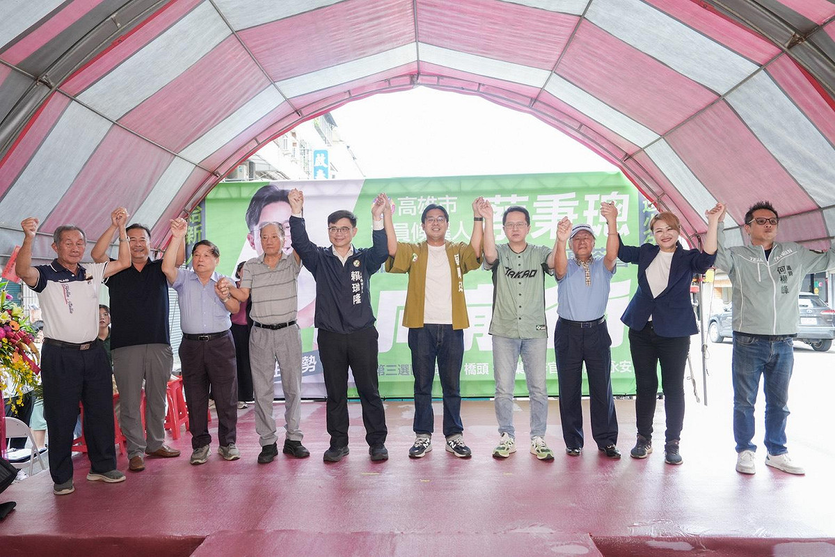 同黨民代及選區里長、後援會幹部、地方頭人等均到場祝賀蔡秉璁(右五)。 圖：蔡秉璁服務處／提供