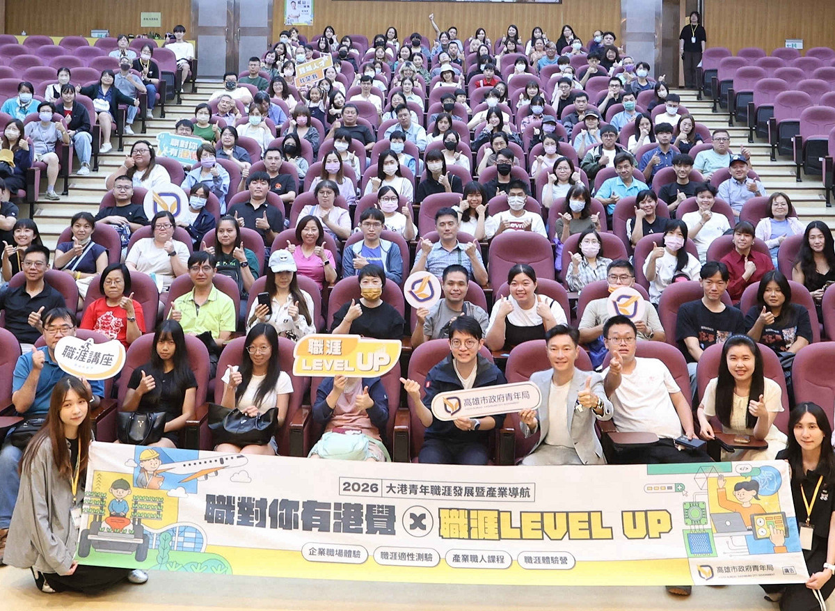 林楷軒(第一排右五)出席由謝祖武(第一排右四)的「起點低不是結局」名人職涯講座。 圖：高雄市青年局／提供